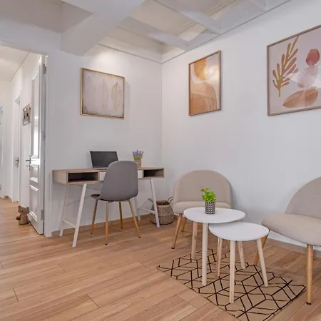 Sebastian's Amazing Rhodes Town Apartman